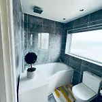 Single Проживание в семье Бристоль